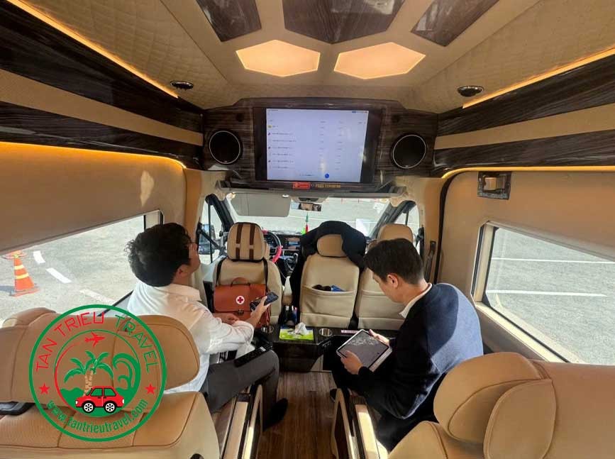 Khách đi Cà Mau việc trên xe limousine 9 chỗ