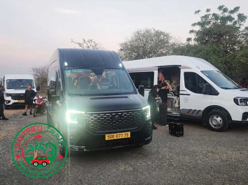 Xe limousine phục vụ khách hàng đi Cà Mau