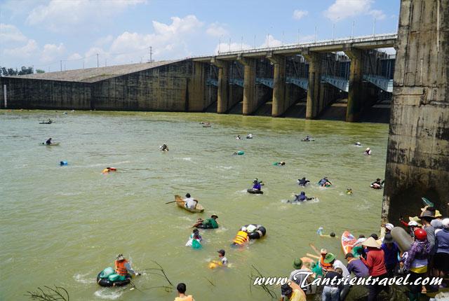 Săn "lộc trời" ở Hồ Trị An