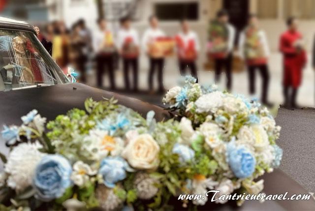 Các mẩu hoa trang trí đẹp cho xe cưới cổ điển