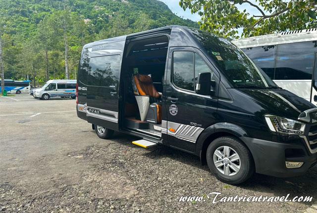 Có gì trong chiếc Limousine 9 chỗ thượng đỉnh Dcar