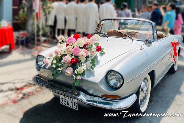 Cho thuê xe hoa cưới cổ Renault Floride 1960 tại TPHCM