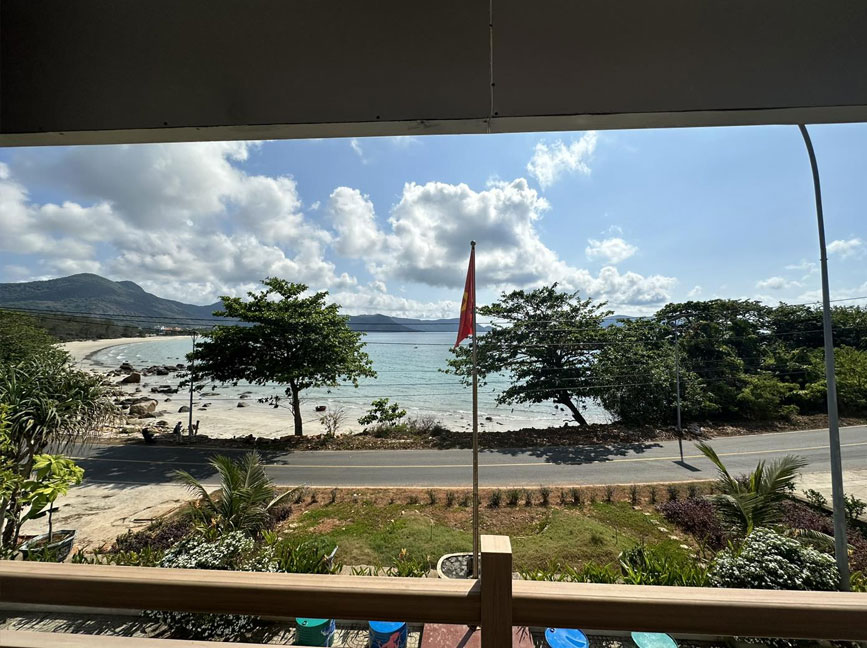 Bãi Nhát từ quán cafe trên đồi