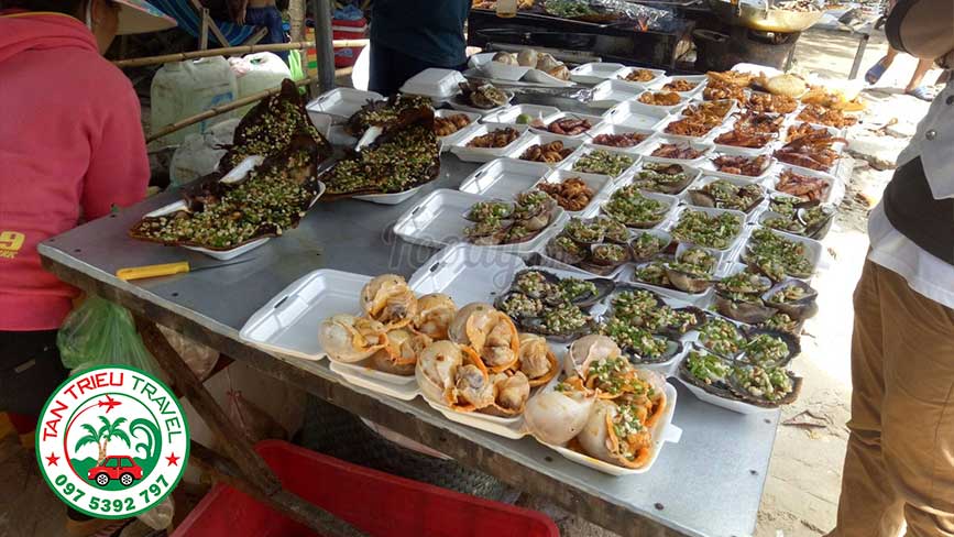 Thưởng thức hải sản tươi sống bình dân tại chợ Hải Sàn Hồ Tràm