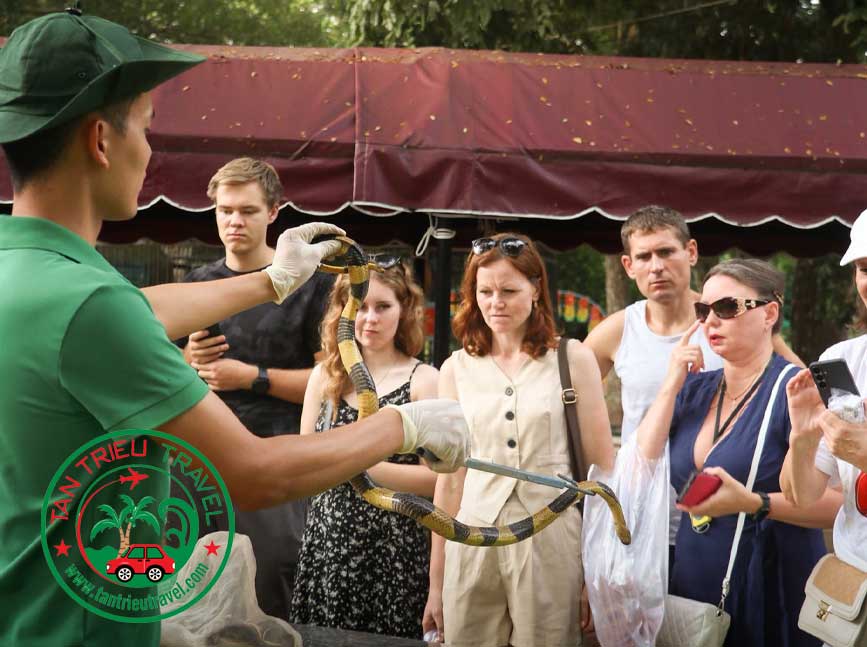 Du khách tham quan trại rắn Đồng Tâm