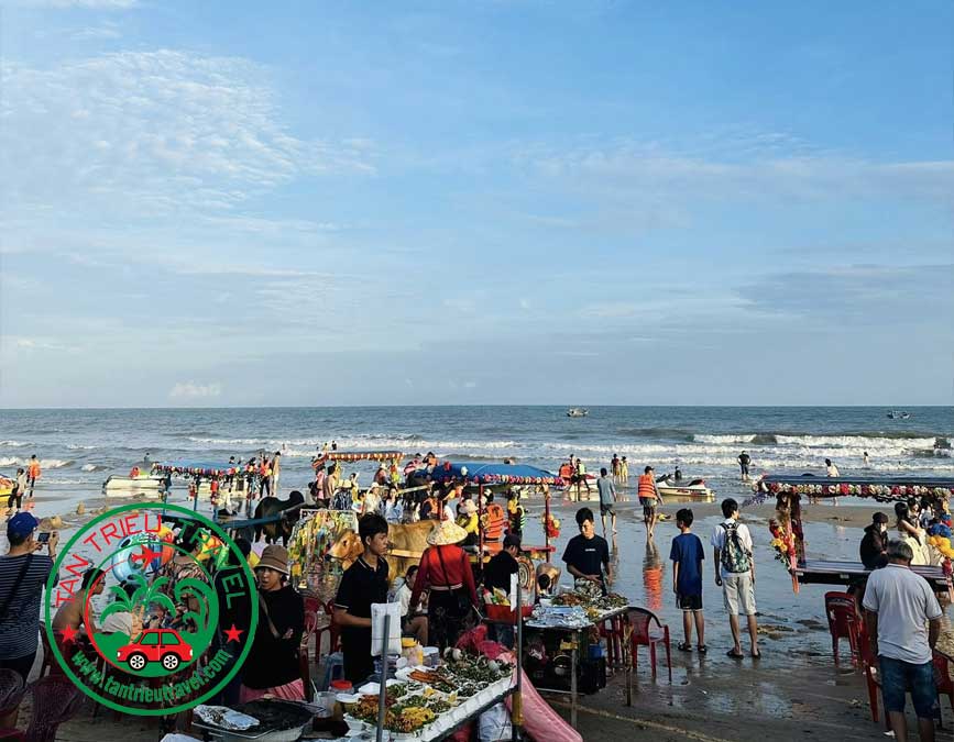 Biển Cam Bình hút khách cuối tuần