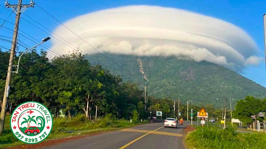 Đám mây hìn nón thú vị xuất hiện trên Núi Bà Đen ngày 24/11/2022