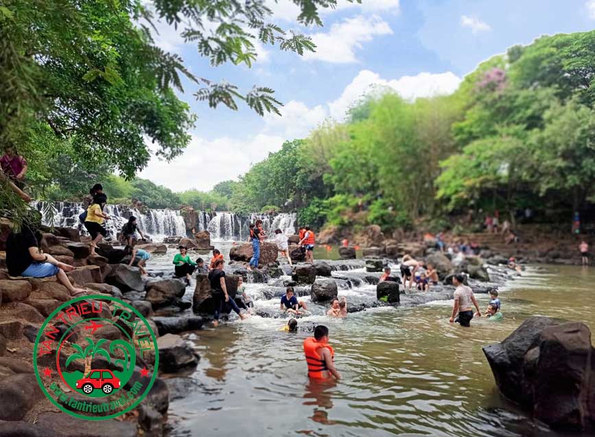 Tắm thác Giang Điền