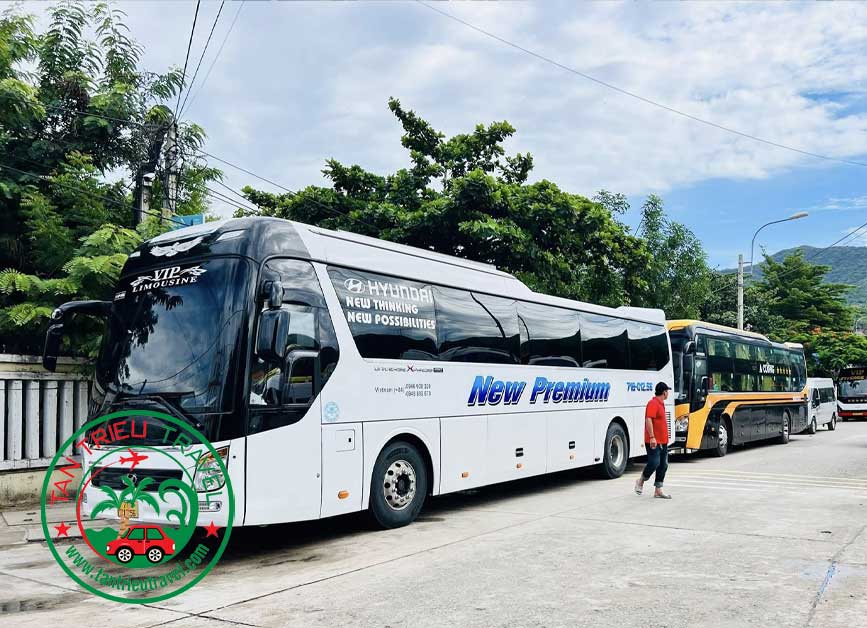 Khách tham quan du lịch đi Vịnh Vĩnh Hy
