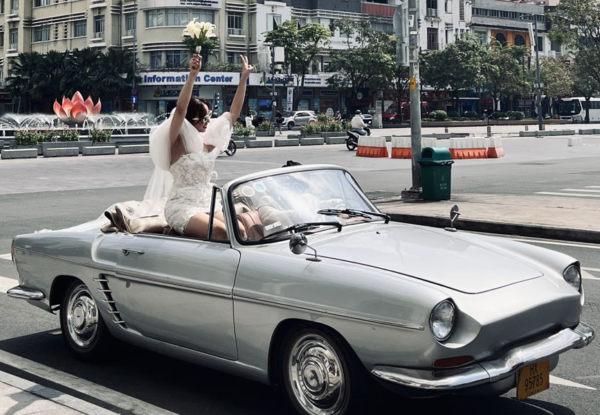 Ngoại thất thể thao dòng xe cổ mui trần Renault Floride trên đường phố Sài Gòn