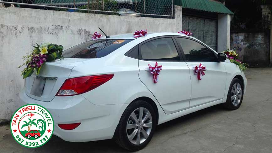 Trang trí hoa cưới giản đơn cho dòng hoa cưới Hyundai Accent