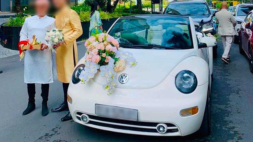 Sánh đôi bên chiếc xe con bọ Volkswagen trong ngày cưới