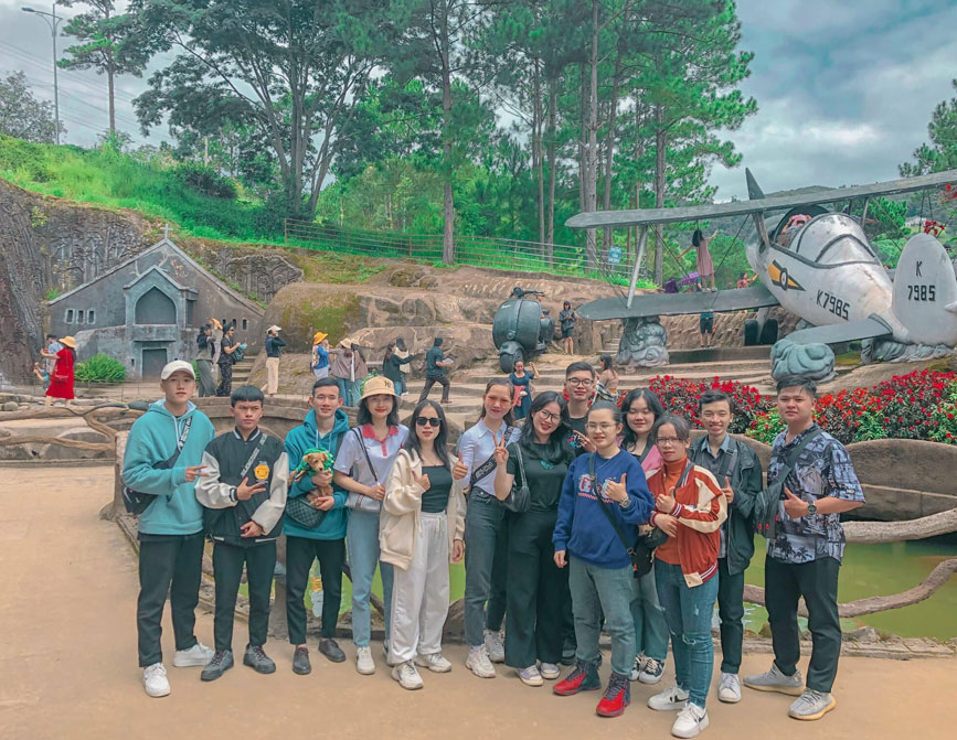 Du khách chụp ảnh trong KDL