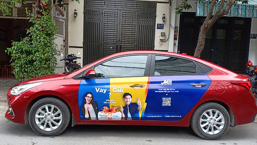Quảng cáo dán trên các xe du lịch cá nhân