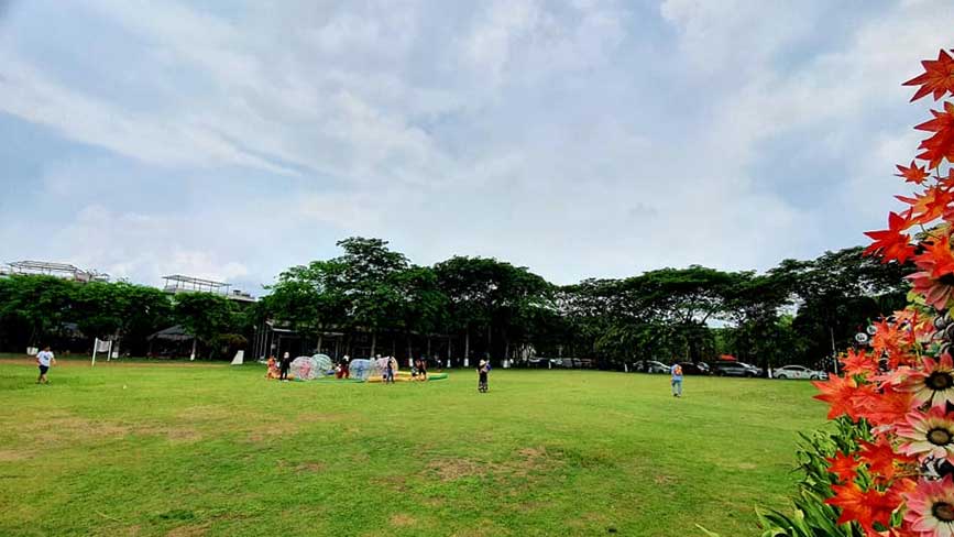 Sân cỏ rộng rãi cho các hoạt động chơi teambuilding