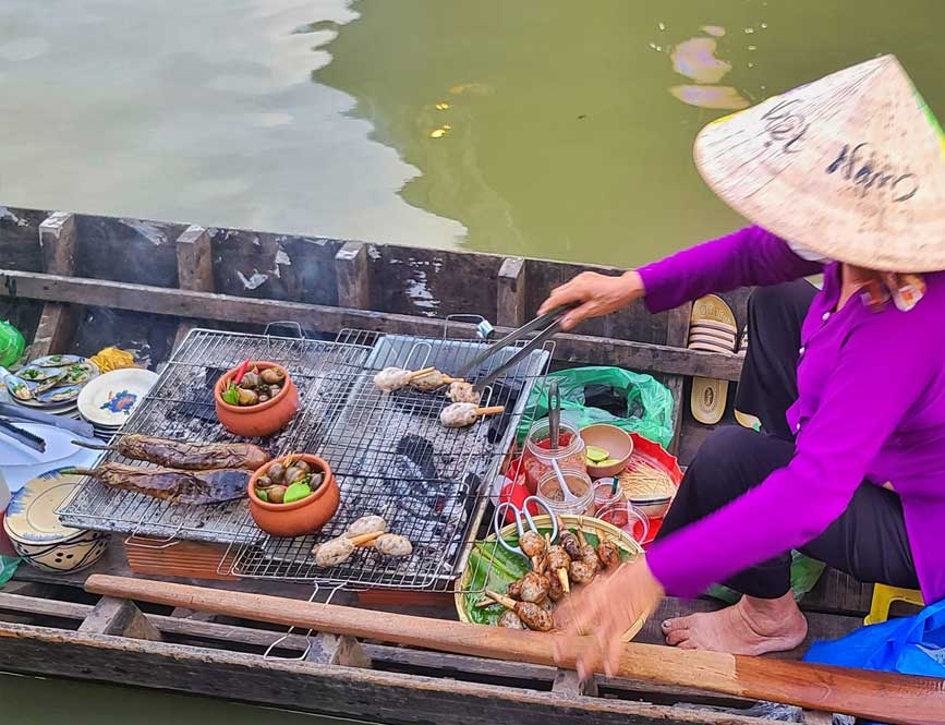 Bơi xuồng phục vụ thực khách