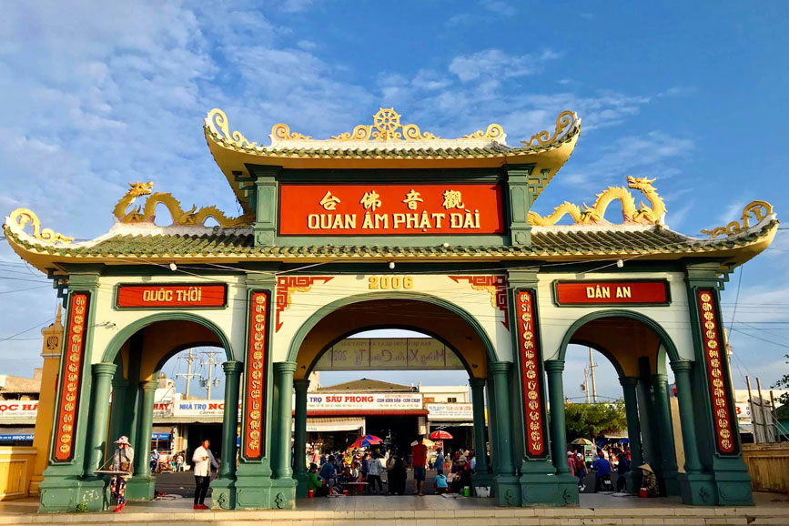 Cổng chùa Quan Âm Phật Đài từ phía ngoài