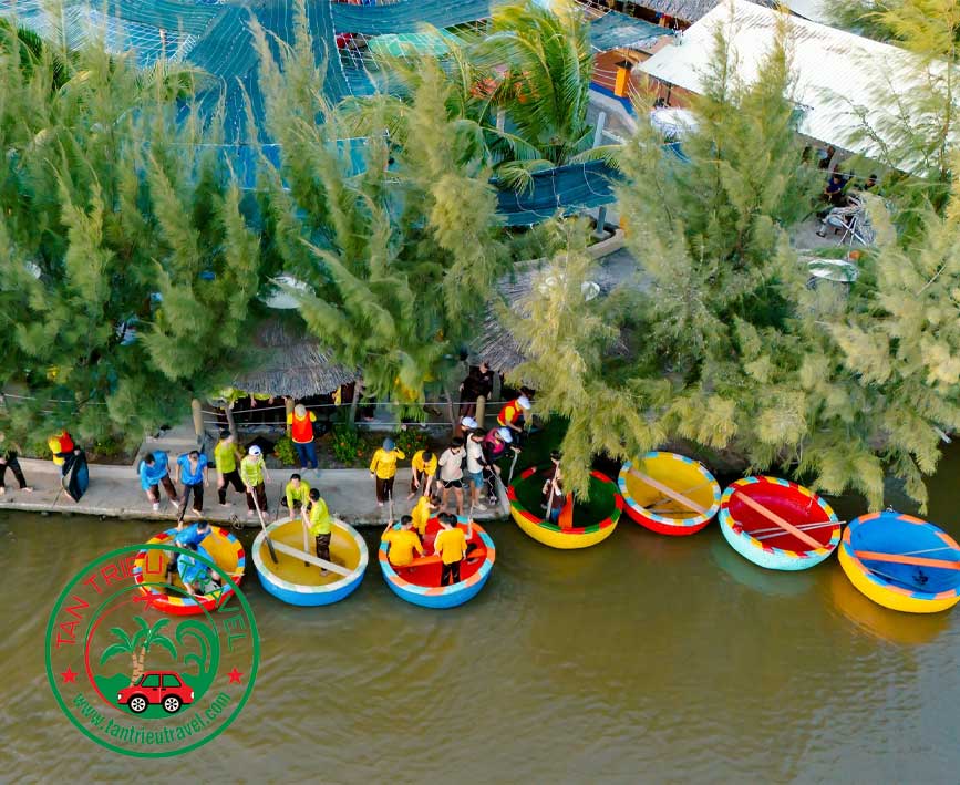 Các hoạt động vui chơi dưới nước tại Làng Yến