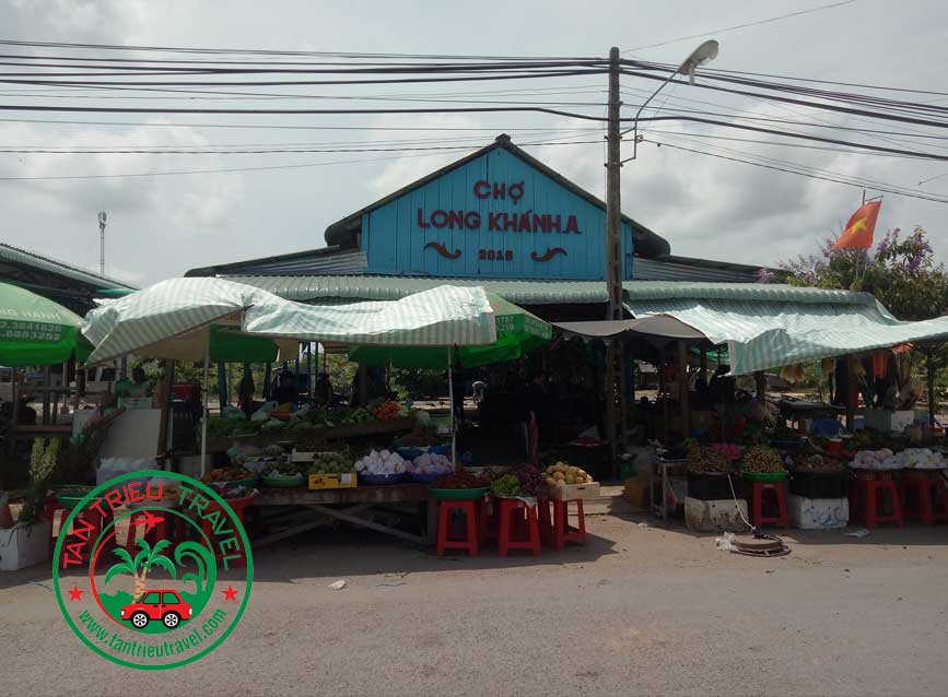 Mua trái cây tại chợ Long Khánh