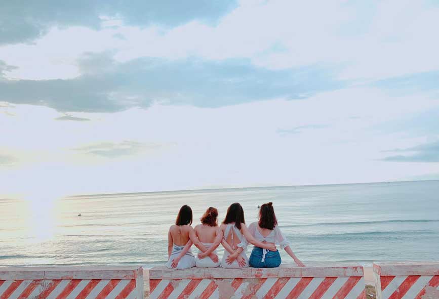 Tạo dáng bên bờ biển Mũi Né