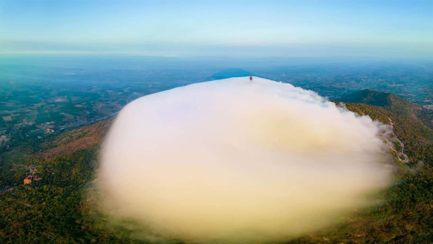 Đám mây trên núi Bà Đen như cục kẹo bông gòn khổng lồ