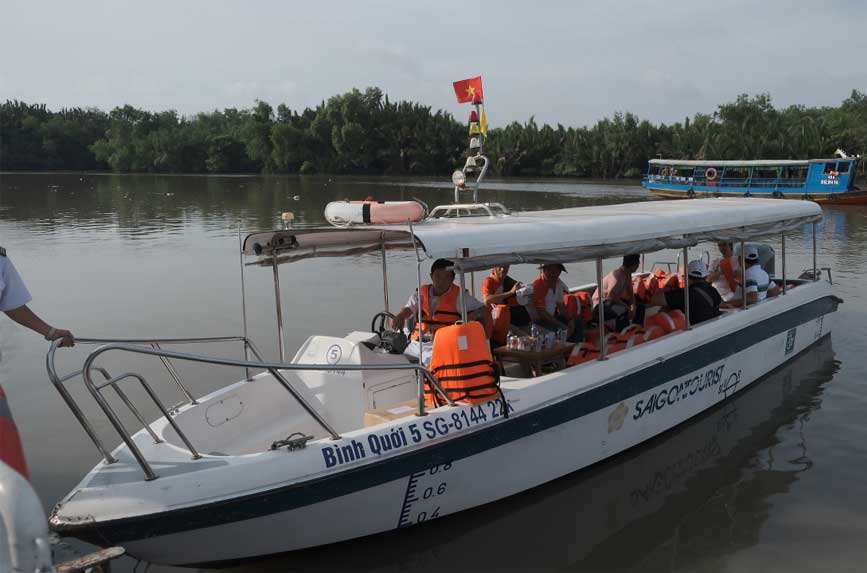 Cano di chuyển đến ấp đảo Thiềng Liềng