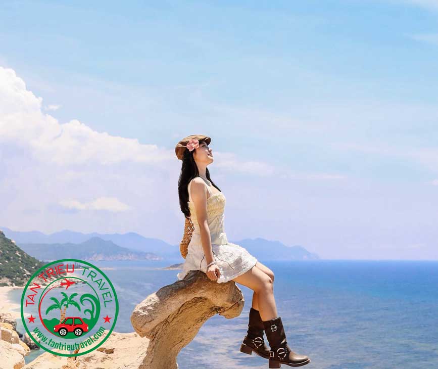 Du khách chụp hình tại công viên đá Ninh Thuận
