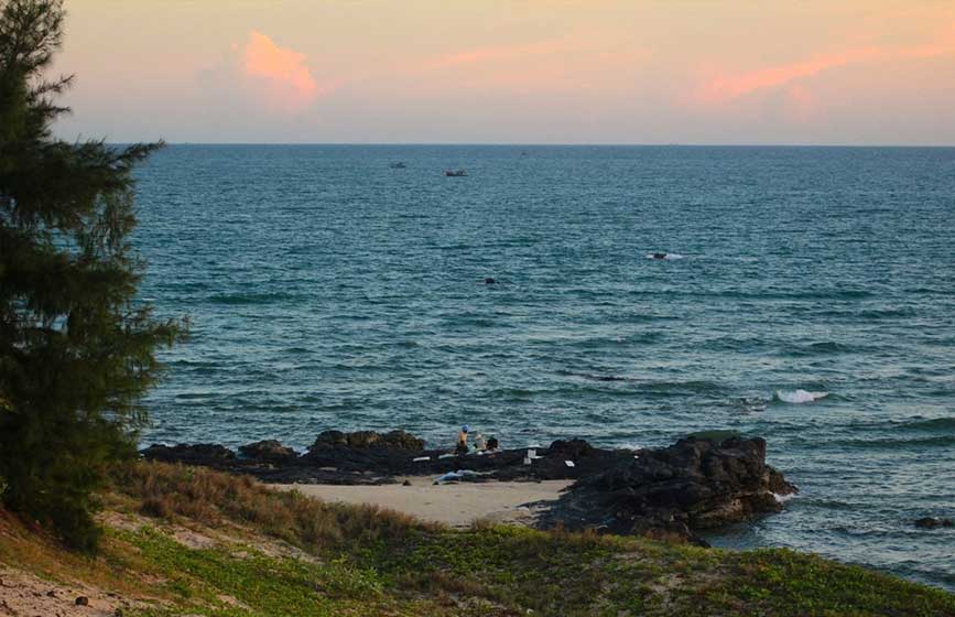 Biển Thuận Quý với những rặng đá ôm mình ra biển