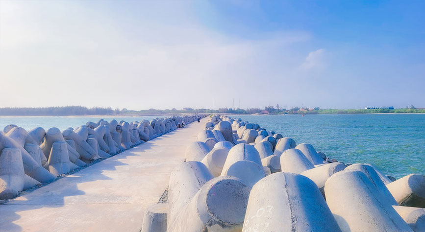 Biển Lộc An nổi tiếng với bờ đê chắn song