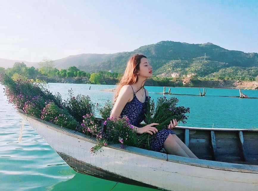 Check-in với chiếc thuyền nan hoa