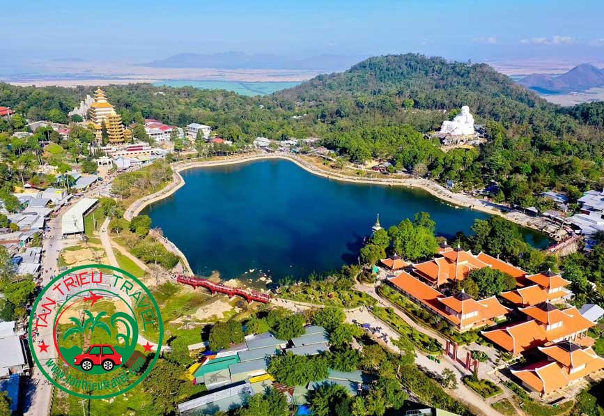 Trên đỉnh Núi Cấm