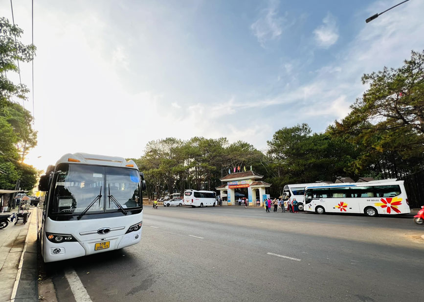 Đặt xe đi núi Chứa Chang cùng Tân Triều