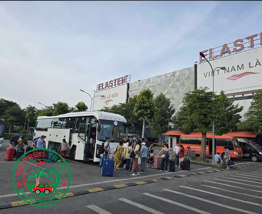 Tiễn du khách trên những hành trình cùng gia đình