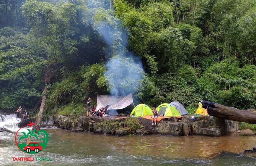 Cắm trại bên bờ thác