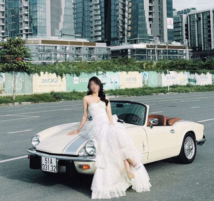 Chụp ảnh ngoại cảnh cùng với Triump Spitfire