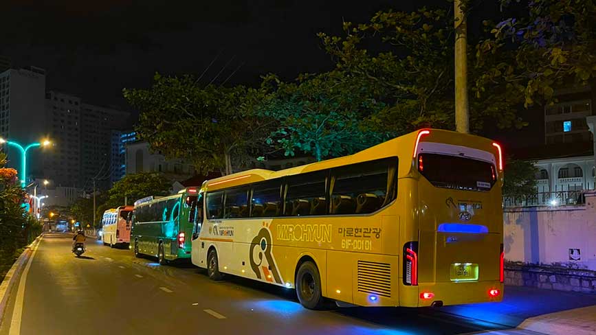 Đội xe limousine 29 chỗ tại Tân Triều Travel