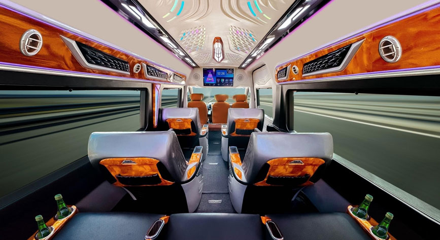 Xe limousine cao cấp tiện nghi tại Tân Triều