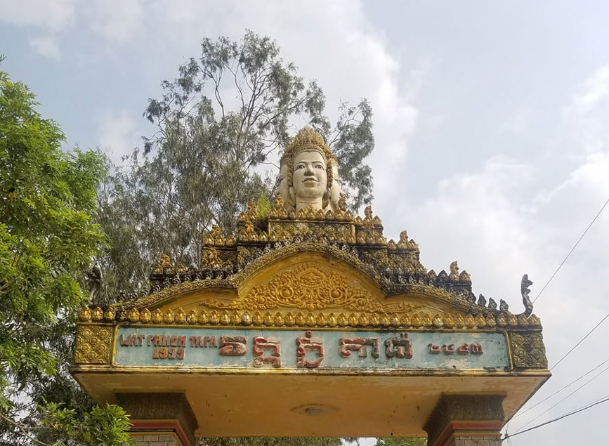 Tượng phật 4 mặt trên đỉnh cổng