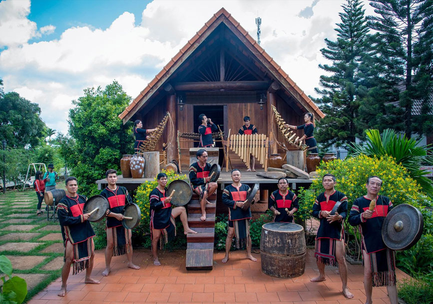 Về với buôn làng Tây Nguyên