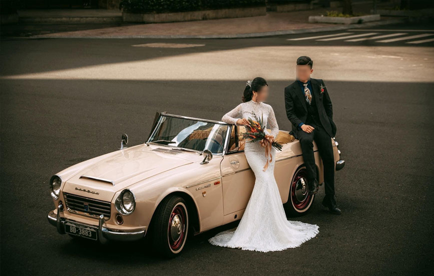 Ngày chung đôi bên chiếc Datsun cổ