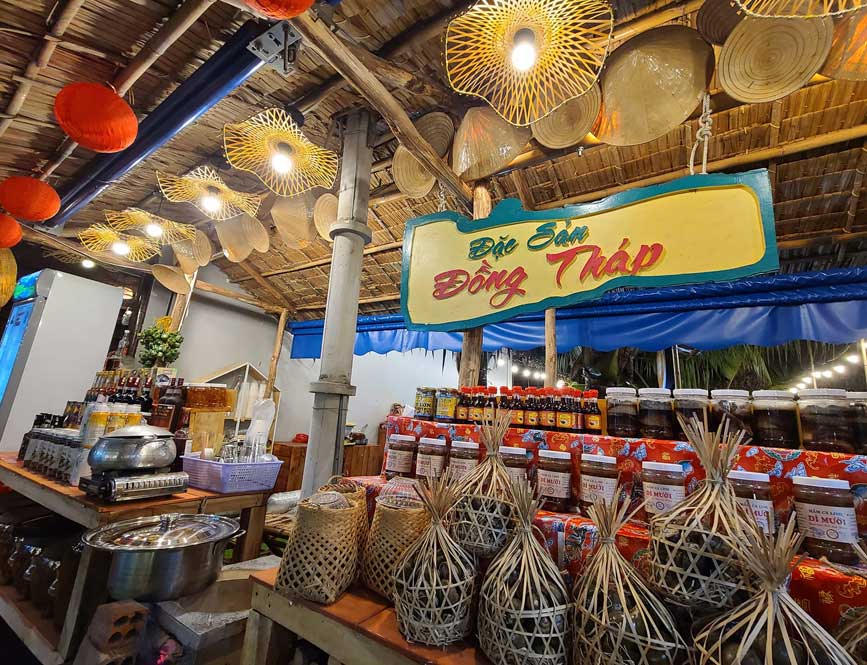 Mua sắm đặc sản làm quà