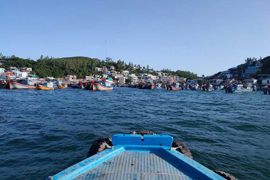 Đi tàu đến bãi biển Trí Nguyên