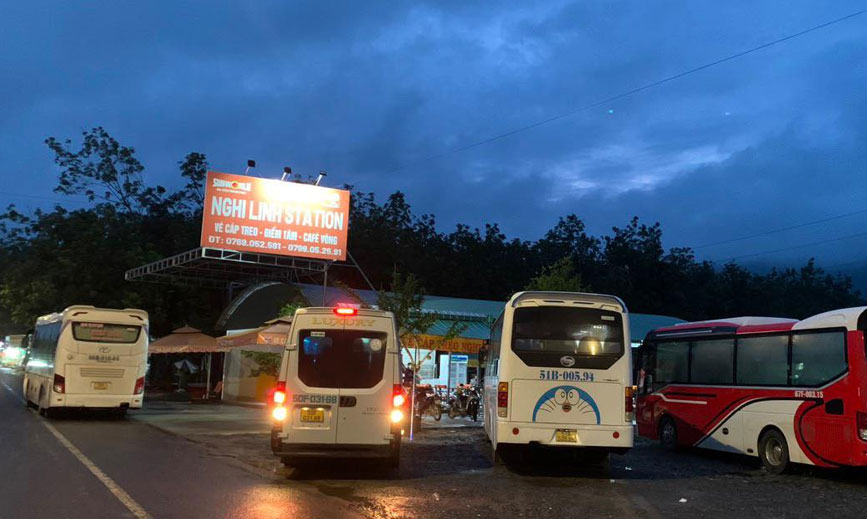 Xe đi hành hương chùa bà đầu năm