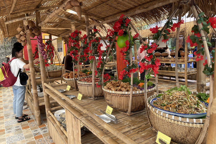 Thưởng thức ẩm thực buffet quê