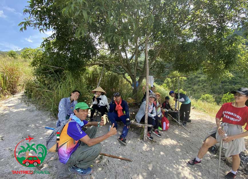 Một nhóm bạn trẻ dừng chân trên đường leo núi