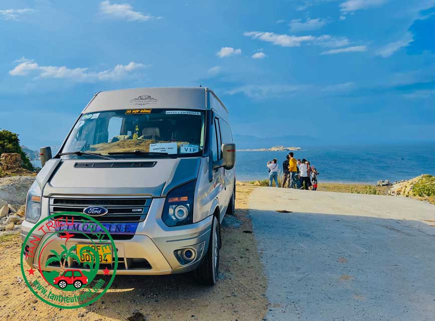 Khách tham quan vịnh Vĩnh Hy