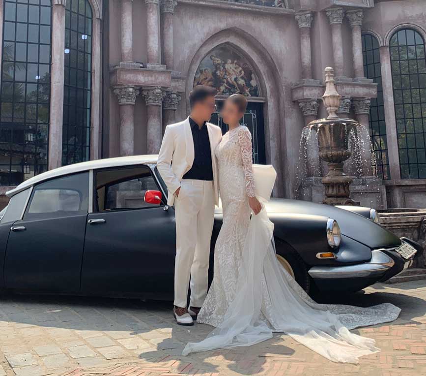 E ấp bên chiếc xe cổ ngày cưới