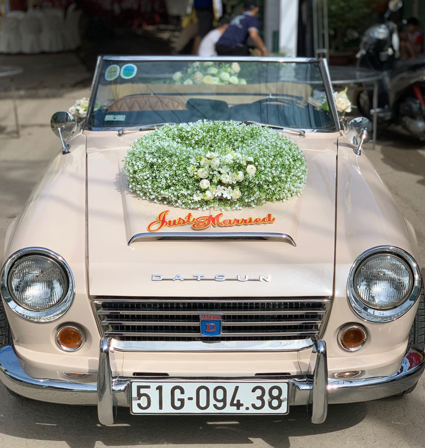 Trang trí xe hoa cổ Datsun 1975 Convertible