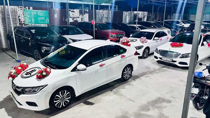 Xe hoa xuất phát từ bãi xe Tân Triều phục vụ các cặp đôi ngày cưới