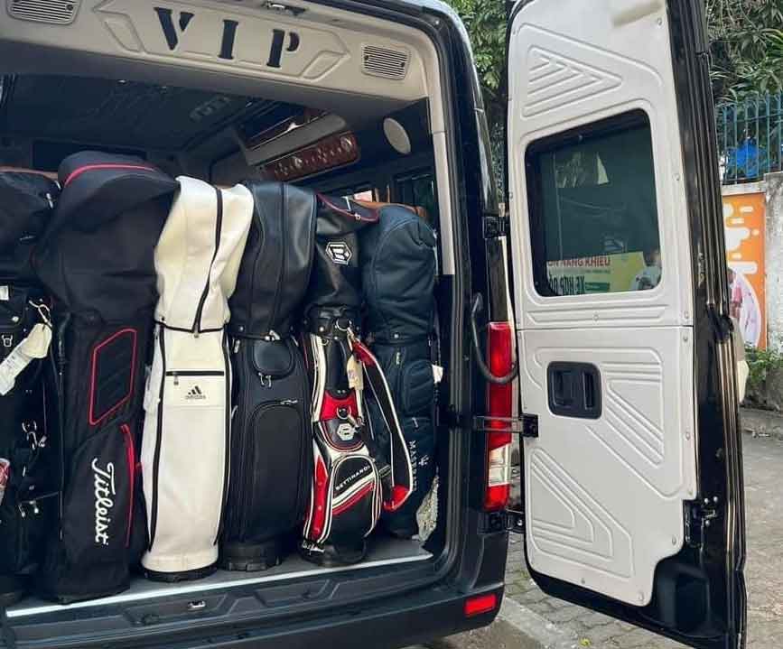 Xe hyundai Solati với khoang hành lý chưa được 6 túi golf